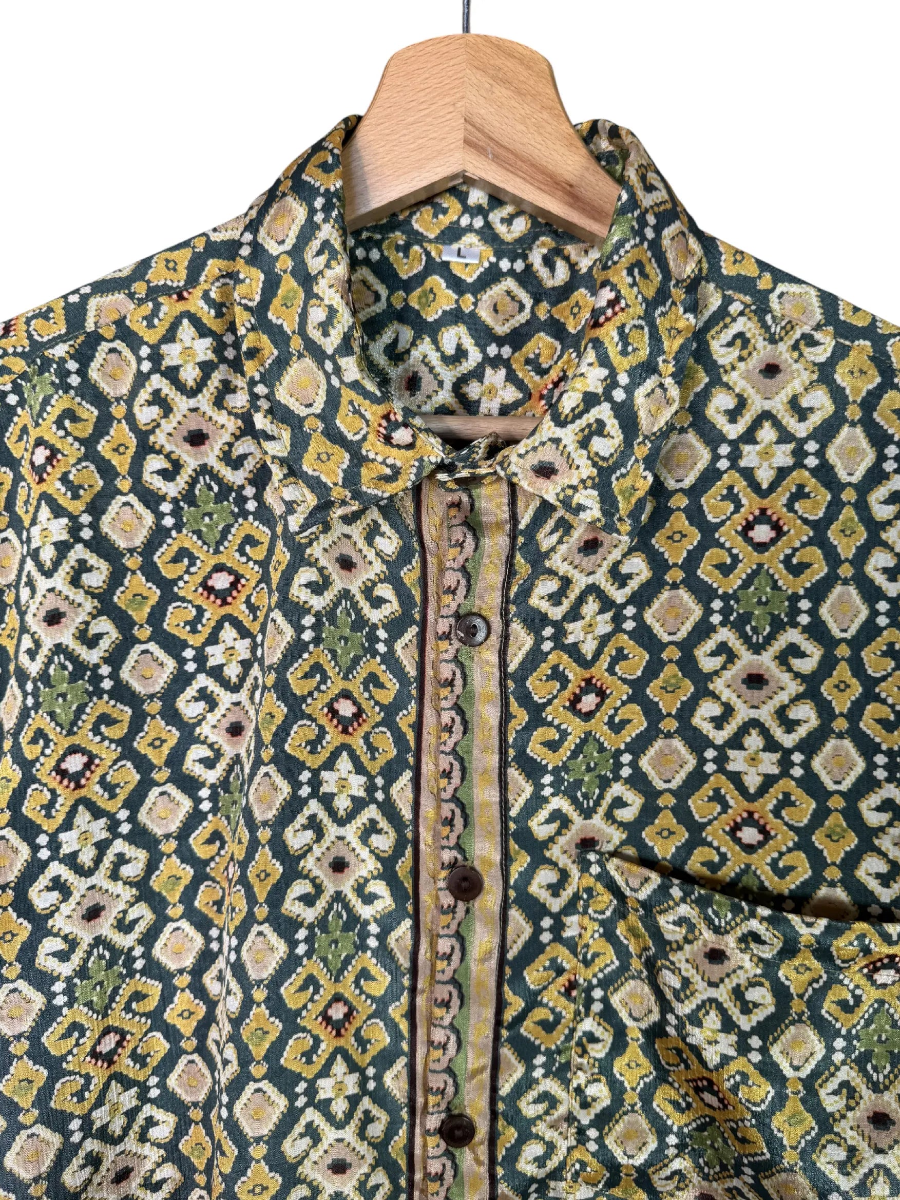 Camicia Etnica Verde Ocra - Ikat Geometrico Boho Sari - Taglia L CAMICIE PARTICOLARI